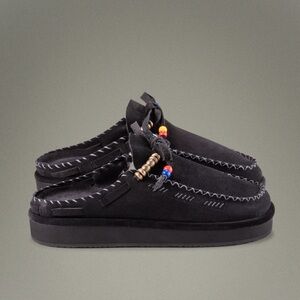 NWOT CALEB PARIS EMBROIDERED MULES BLACK